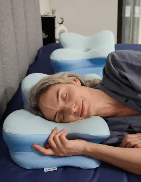 Woman sleeping comfortably on the Derila Ergo Pillow