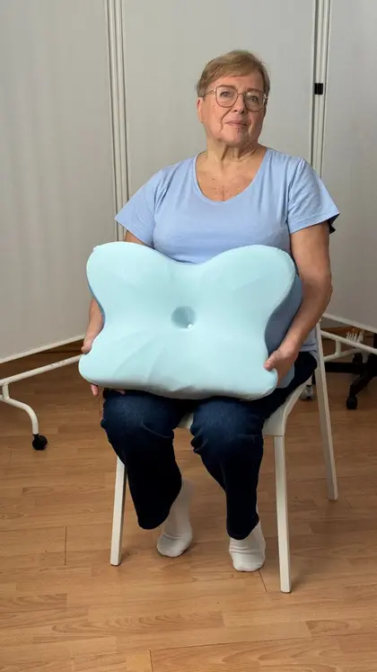 Verified Derila Ergo Pillow customer holding her pillow